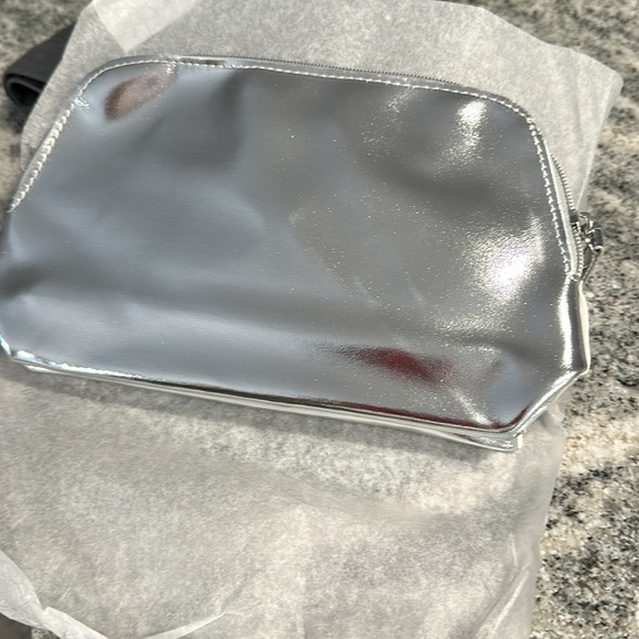 It Cosmetics makeup bag, brand new, silver & pink - Picture 2 of 5